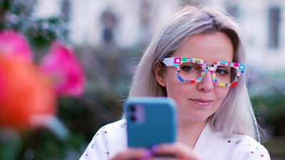 Smart glasses help to find your makeup palette